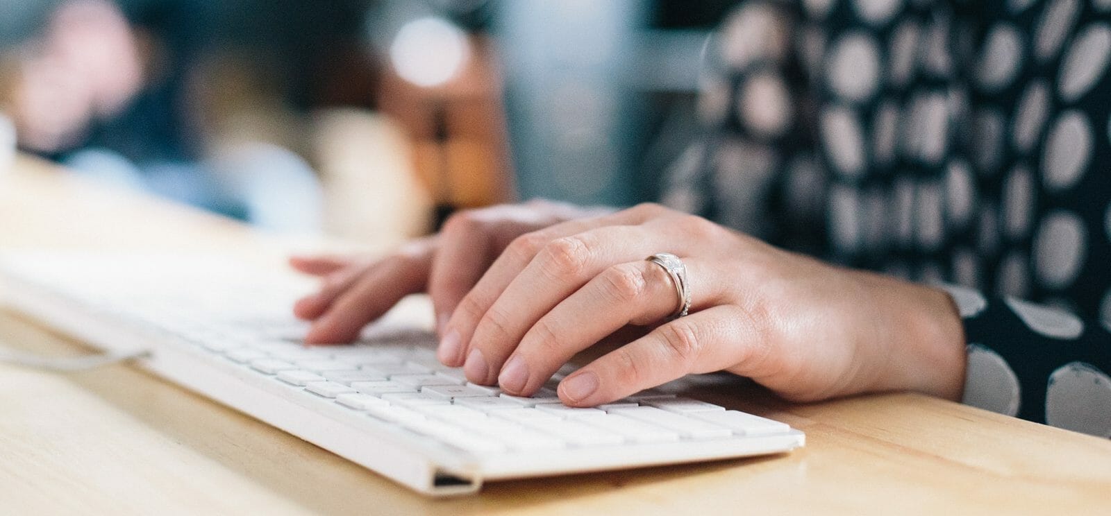 Een close-up van een persoon die op een toetsenbord typt tijdens het online leren.