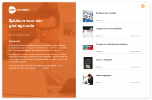 Een man zit aan een bureau voor een laptopcomputer volgens de gedragscode.	