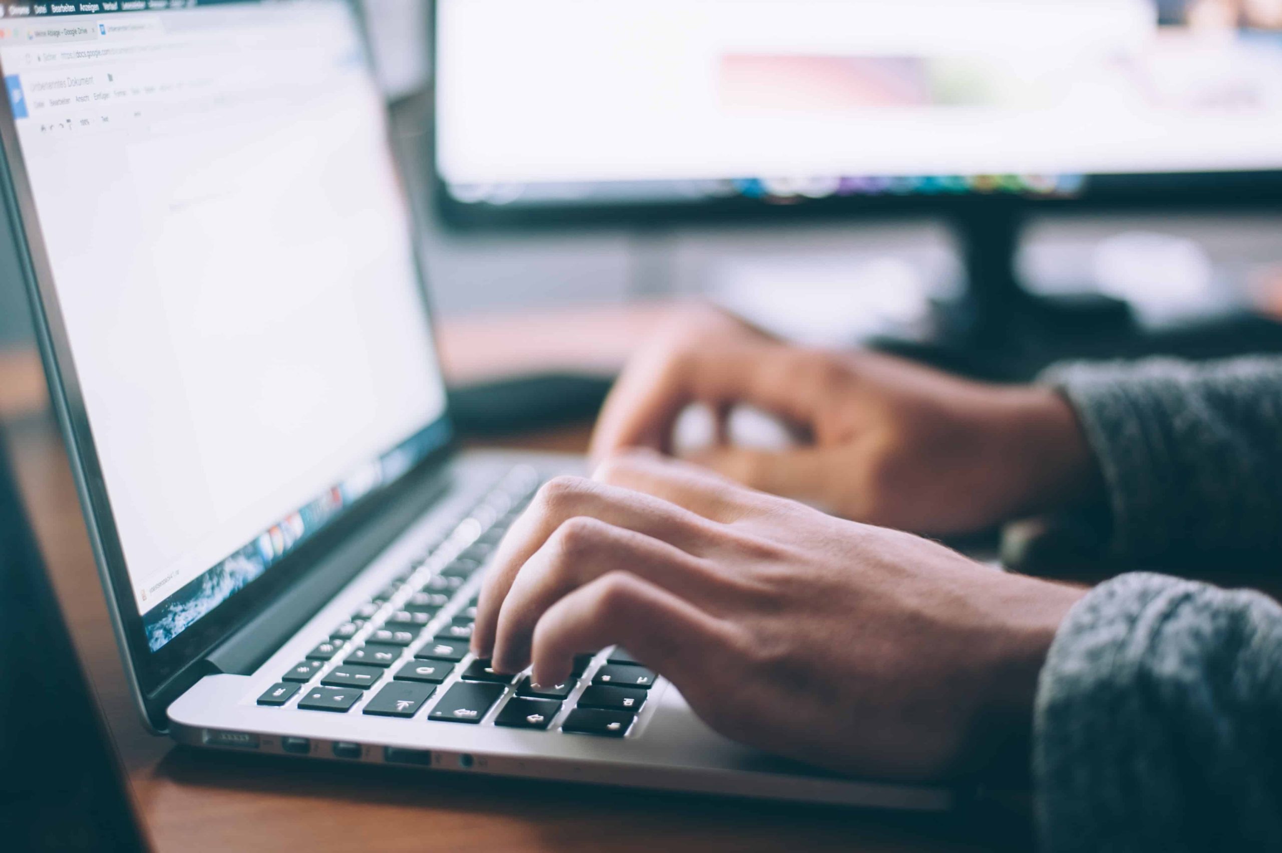 Personne occupée à travailler sur un ordinateur portable.