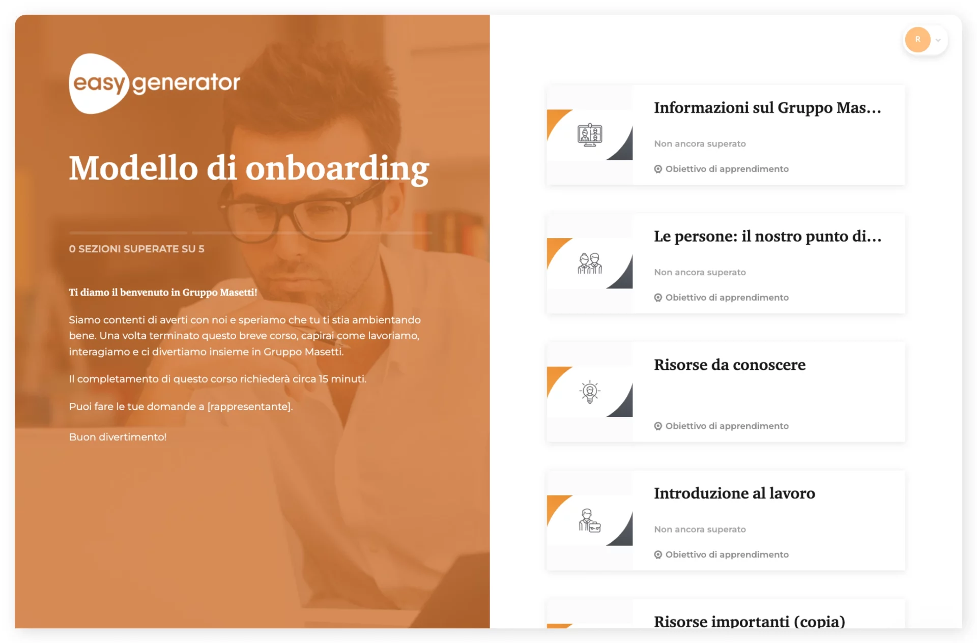 Modello di un corso di formazione sull'onboarding che mostra l'introduzione e le sezioni del corso.